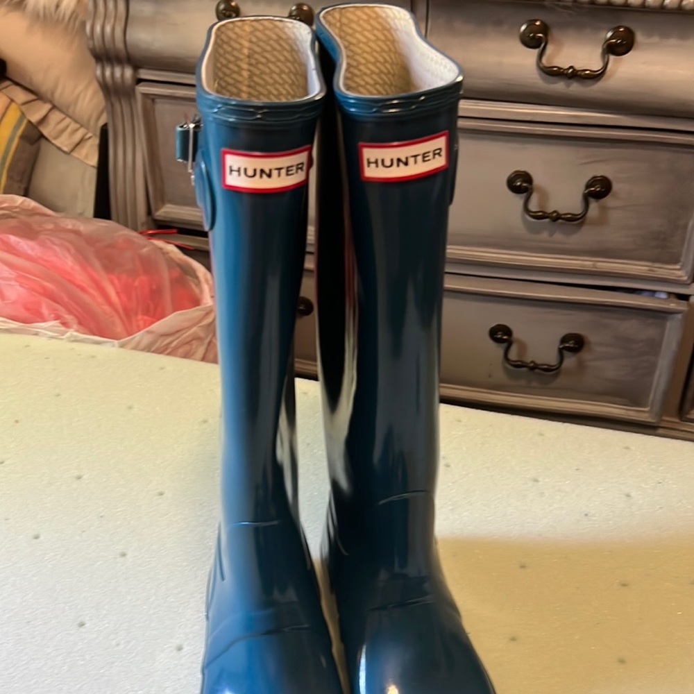 Selling blue hunter rain boots in great condition